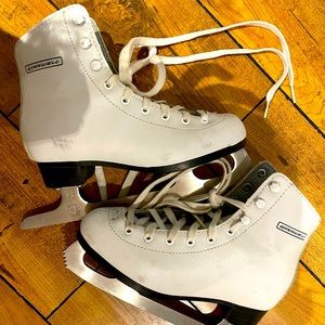 Junior Winnwell Figure Skates